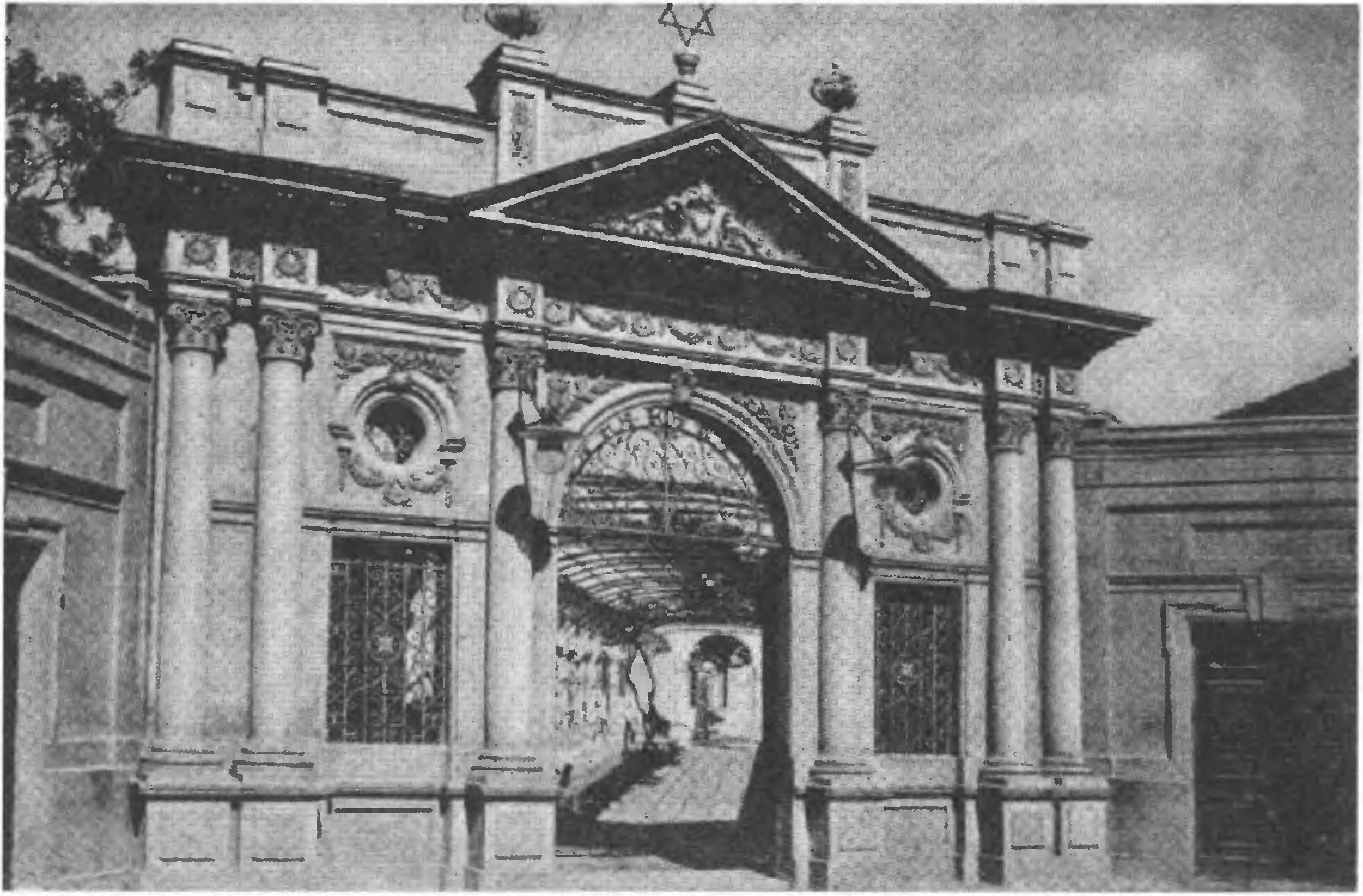 Построенные в 1900 году в ренессансном стиле входные ворота в комплекс караимских кенасс в Евпатории (открытка начала XX в.) Построенные в 1900 году в ренессансном стиле входные ворота в комплекс караимских кенасс в Евпатории (открытка начала XX в.)