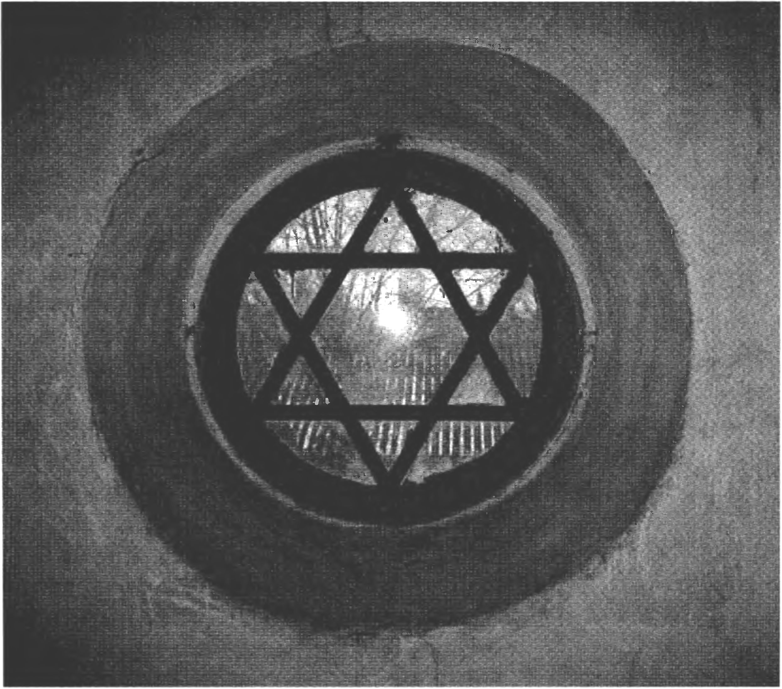 Звезда Давида в окне бывшей крымчакской синагоги в Симферополе