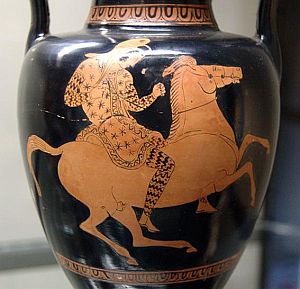 Амазонка в скифском костюме, рисунок на древнегреческой вазе