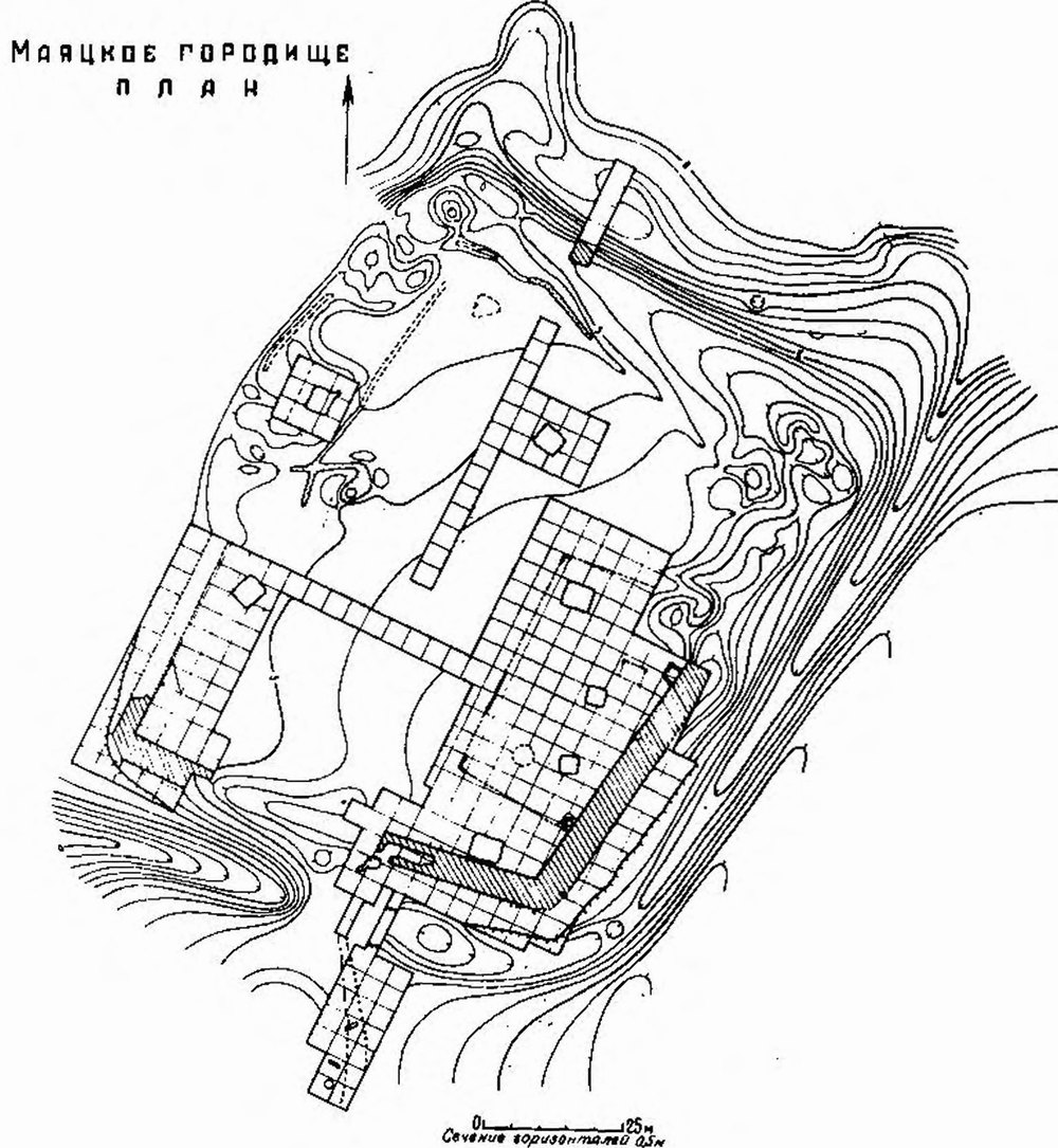 Рис. 53. План крепости с выявленной в раскопе дорогой (направление обеих сторон дороги обозначено точками